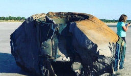 Vật thể lạ giống máy bay ngoài hành tinh trôi dạt vào bờ biển Mỹ