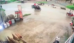 2 xe máy đấu đầu kinh hoàng, 6 thanh niên văng la liệt dưới đường