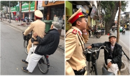 Nhìn lại những khoảnh khắc ấm lòng của chiến sỹ CSGT khi giúp đỡ người dân gặp nạn
