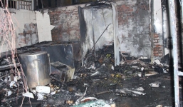 Cháy lớn lúc rạng sáng, 2 cửa hàng trên phố Chùa Láng bị thiêu rụi