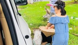 Con gái Thủy Tiên - Công Vinh gây chú ý người đi đường với hành động lạ