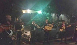 Hy hữu: Giúp người khác cầu hôn, chàng trai tá hỏa khi cô gái chính là vợ mình