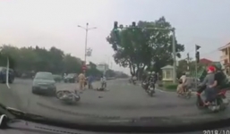 Cái kết đắng cho thanh niên đi xe máy ngổ ngáo, đánh võng 