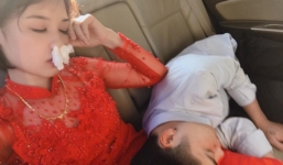 Hình ảnh cô dâu say xe bịt mũi bằng giấy ăn, đeo túi bóng trên miệng nhưng trước khi 'sấp mặt' vẫn phải selfie khiến nhiều người bật cười