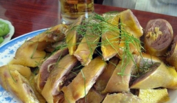 Chị chồng sang chơi thấy đĩa gà luộc bê hết phần ngon về khiến em dâu bức xúc, dân mạng vắt óc nghĩ cách trị