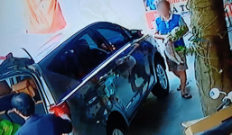 Người đàn ông đi xế hộp vào mua đồ rồi trộm chó của chủ quán