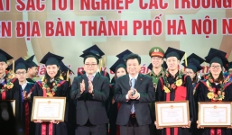 Chuyện cô thủ khoa đầu ra HV Nông nghiệp đi làm trang điểm cô dâu