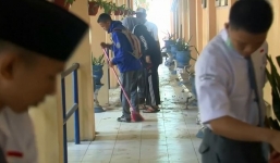 Sau 10 ngày thảm họa động đất ở Indonesia, học sinh dọn dẹp trong ngày đầu trở lại trường