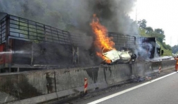 Bị xe tải chèn vào dải phân cách, 5 người trong gia đình thiệt mạng