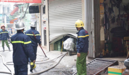 Hà Nội: Ngôi nhà trên phố Núi Trúc bốc cháy dữ dội, nhiều người hoảng loạn