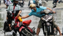 Xúc động những hành động đẹp của người Sài Gòn trong ngày triều cường dâng cao