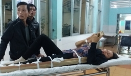 Xe khách đối đầu xe bán tải, 7 người thương vong