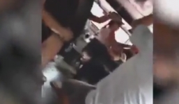 Tài xế hoảng hốt vì vợ và nhân tình choảng nhau tơi tả trên xe buýt