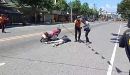 Hy hữu: Giả chết giữa đường để cầu hôn bạn gái