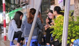 Nhiệt độ Hà Nội đột ngột giảm mạnh, người dân mặc áo ấm ra đường