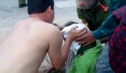 GĐ Công an tỉnh trao bằng khen đại úy CSGT cởi áo cầm máu cho người bị tai nạn