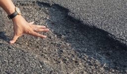 Cao tốc 34 nghìn tỷ chi chít ổ voi, ổ gà: 'Nguyên nhân gây hư hỏng không phải do chất lượng nên không thể công bố tên nhà thầu'