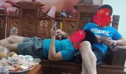 Vợ trẻ ấm ức nhìn chồng tình tứ với người khác trước mắt, dân mạng lại cười bò khi biết danh tính 'kẻ thứ 3'