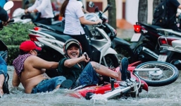 Triều cường kỷ lục, người dân Cần Thơ đi xuồng xuống phố, nhà cửa chìm trong biển nước