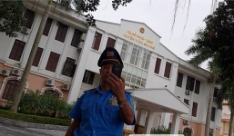 Vụ Chủ tịch xã “ân ái” với cấp dưới: Bảo vệ UBND huyện Văn Giang ngăn cản, đòi tịch thu thiết bị của PV