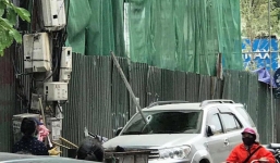 Hà Nội: Thanh sắt từ công trình xây dựng rơi xuống đâm thủng ô tô 7 chỗ