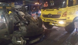 Xe tải húc bay ô tô 7 chỗ, nạn nhân la hét thất thanh cầu cứu