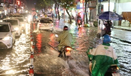 TP HCM: Giao thông 'tê liệt' vì triều cường