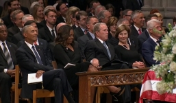 Phụ nhân Obama tiết lộ món đồ cựu Tổng thống Mỹ Bush bí mật đưa cho bà