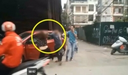 Chồng giật tóc, đánh vợ bầm dập từ trên ôtô xuống đất mặc con nhỏ đứng gào khóc 