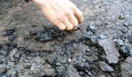 Gia Lai: Đường gần 100 tỷ mới khai thác 8 tháng đã bị hỏng nặng, dùng tay bóc từng mảng