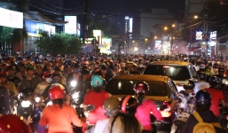 Sài Gòn ùn tắc kinh hoàng sau mưa lớn, trẻ em ngủ gục trên vai ba mẹ ngoài đường