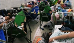 Xót xa hình ảnh người lớn và trẻ em trải chiếu, mắc võng nằm chật kín hành lang bệnh viện ở Sài Gòn