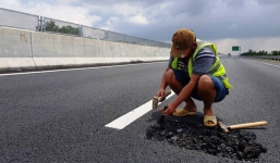 Cận cảnh vá 'ổ voi, ổ gà' thủ công trên cao tốc 34.000 tỷ đồng