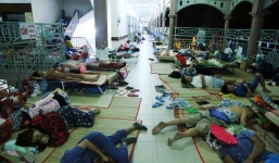 Một ngày ở BV Nhi tại Sài Gòn: Bệnh nhân nằm 'phơi nắng, phơi sương' dọc hành lang bệnh viện