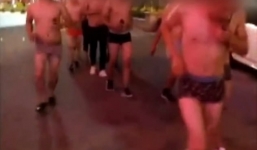 Trung Quốc: Sếp phạt 30 nhân viên mặc quần lót đi diễu hành quanh phố vì không đạt KPI được giao