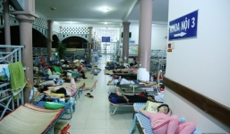 Đêm ở Bệnh viện Nhi Đồng mùa dịch: Khắp lối đi trở thành chỗ ngủ, nhiều gia đình chấp nhận nằm gần nhà vệ sinh bốc mùi