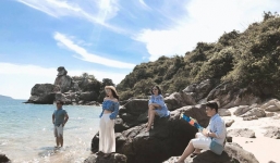 Con gái quyết tâm cải cách ảnh chụp gia đình, bố mẹ ra sức mặc đẹp, 'diễn sâu' như hình tạp chí