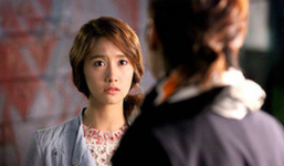 Dắt con dâu mới bầu bí về ép tôi ly hôn, mẹ chồng sốc nặng khi tôi cười lớn rồi đưa bà một tờ giấy