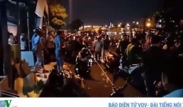 Hàng trăm người dân lội nước xem công an khám nghiệm vụ án mạng ở TP HCM