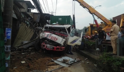 Xe container mất lái tông sập 6 nhà dân