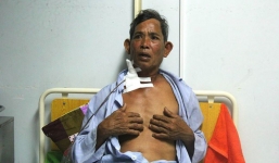 Vừa có 30 triệu, ông già bị hàng xóm mò sang uy hiếp lấy tiền rồi đâm tới tấp