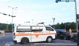 Xế hộp tông xe cấp cứu vượt đèn đỏ, y tá văng xuống đường