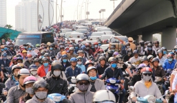 Các tuyến đường về trung tâm Sài Gòn tê liệt từ sáng đến trưa vì hầm Thủ Thiêm bị phong toả, người dân xuống gầm cầu tránh kẹt xe