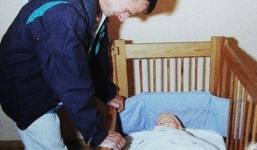 Ông bố gục khóc trước tội ác tày trời của mình và bản án gây phẫn nộ khi đánh đổi bằng 4 mạng người