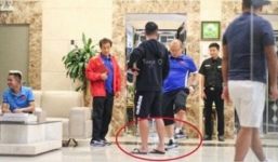 Thầy Park Hang Seo phạt học trò vì mang dép lê đốn tim cộng đồng mạng