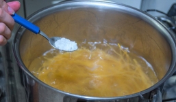 Có lỡ tay nêm nếm nồi canh mặn chát cũng đừng vội đổ đi vì bạn có thể 'chữa cháy' bằng những nguyên liệu này