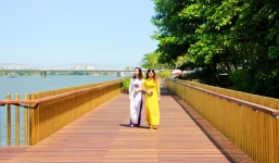 Cận cảnh đường lát gỗ lim 64 tỷ ven sông Hương