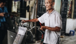 Cụ ông 85 tuổi ở Hà Nội ngày ngày đạp xe đến giảng đường: “Tôi đi học với các cháu để thỏa mãn giấc mơ ấp ủ bao năm”