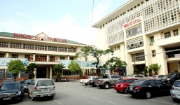 Bác sĩ tức giận tát người nhà bệnh nhân vì bị quay clip