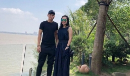 Vợ đại gia kim cương xuất hiện đằm thắm, vô cùng xinh đẹp trẻ trung bên cầu thủ Xuân Mạnh U23